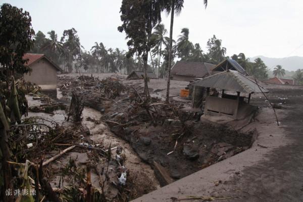 印尼塞梅魯火山噴發已致多人死亡 總統下令向災區提供援助