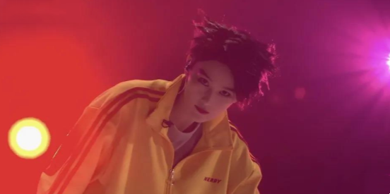 熱巴吐舌、萬茜嘟嘴、倪妮撩頭髮，女星油膩起來就沒男星什麼事了