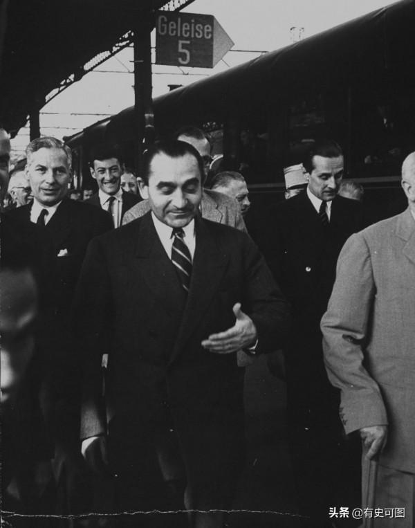 1946年的午門外停滿了汽車，太和殿上放著袁世凱的“西洋寶座”