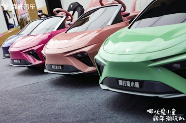 「晚報」華為首款縱向摺疊屏售價 8988 元/年度十大“無用”商品出爐