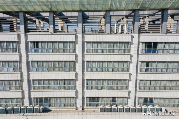 一個大學只有一棟教學樓？這樓，可真長