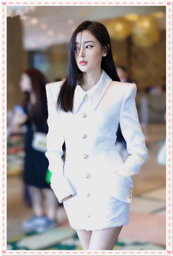 張天愛雖然瘦的骨感,但穿上墊肩裝,還挺有健碩感,比張涵予壯 張天愛雖然瘦的骨感,但穿上墊肩裝,還挺有健碩感,比張涵予壯