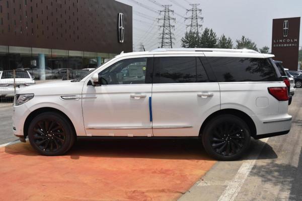 這才是純爺們的座駕，長超5米6，配3.5T V6動力，實拍林肯領航員