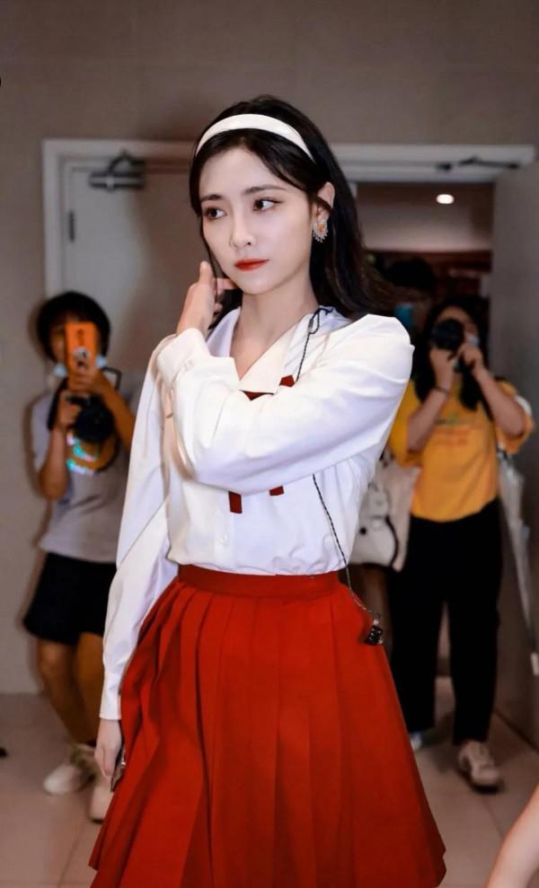 穿jk裙的女明星照片集