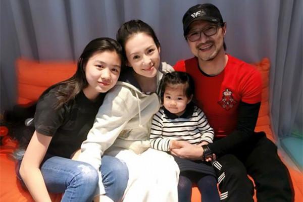 章子怡攜家人遊玩，曬全家福取名“東章熙汪”，網友：熙熙要出道