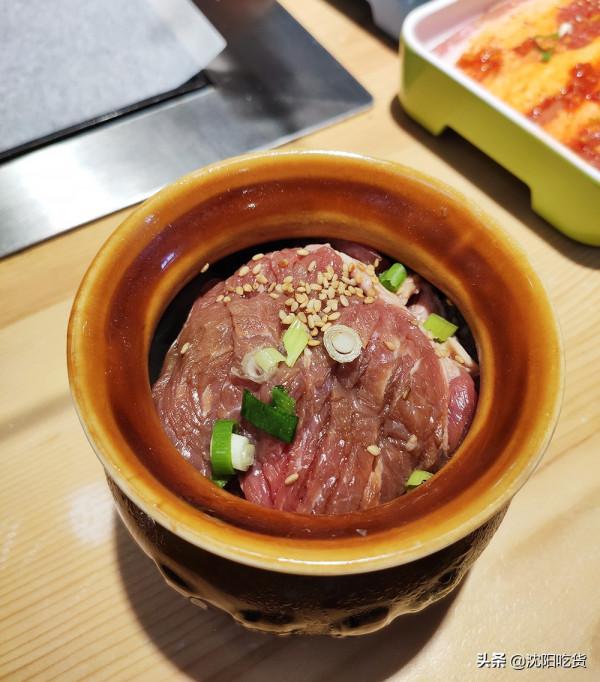 吃烤肉之前先拿個手推車，像逛超市似的選菜，可鐵板煎可篦子烤