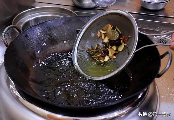 做辣椒油時不要直接潑油,多加這一步,香氣撲鼻,色澤紅亮 做辣椒油時不要直接潑油,多加這一步,香氣撲鼻,色澤紅亮