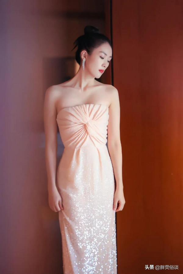 童瑤很喜歡展示鎖骨，氣質身材俱佳，就像年輕的章子怡