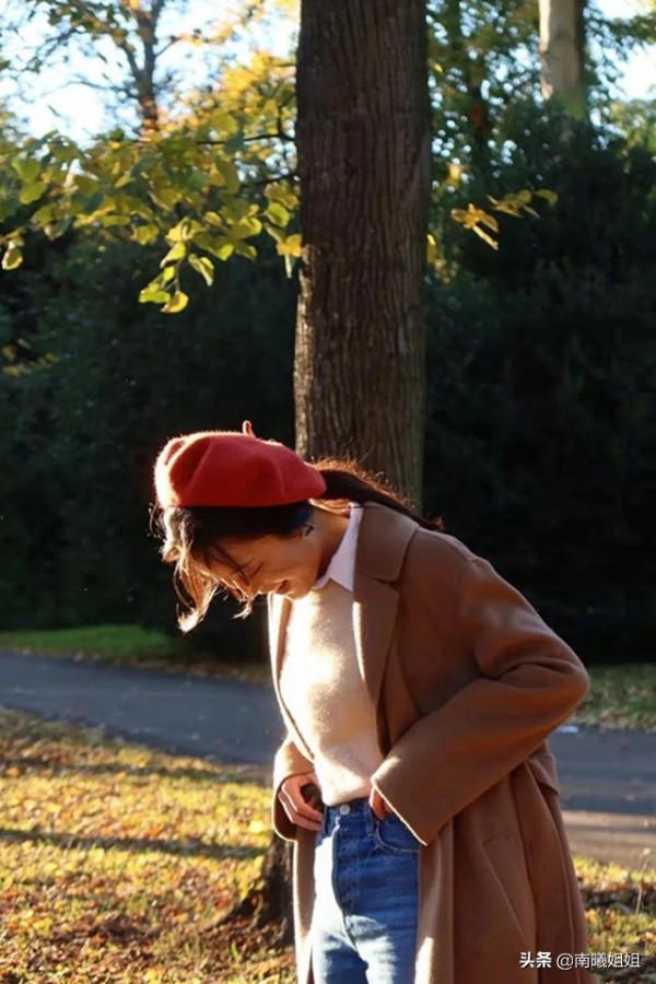 答應我：面板黃的女性，秋冬多穿這4個“高階色”，減齡還有氣質