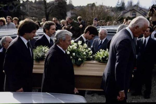 1953年，26歲的紀梵希第一次見到24歲的赫本，不婚不娶守護她46年