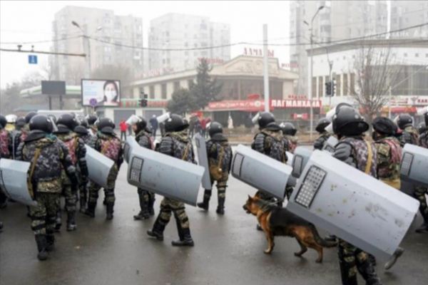 無需警告直接開火!2萬名暴徒襲擊阿拉木圖，哈總統：不投降就消滅