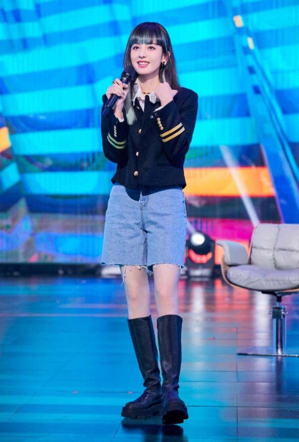 娜扎化身甜酷女孩，白襯衣搭個性領帶，粉色挑染短髮酷颯有型