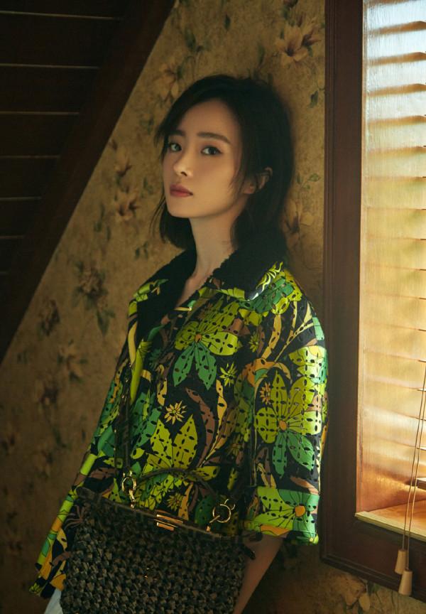 胡冰卿對自己挺狠，為秀腿穿12釐米“鐵釘鞋”，腳背成180度