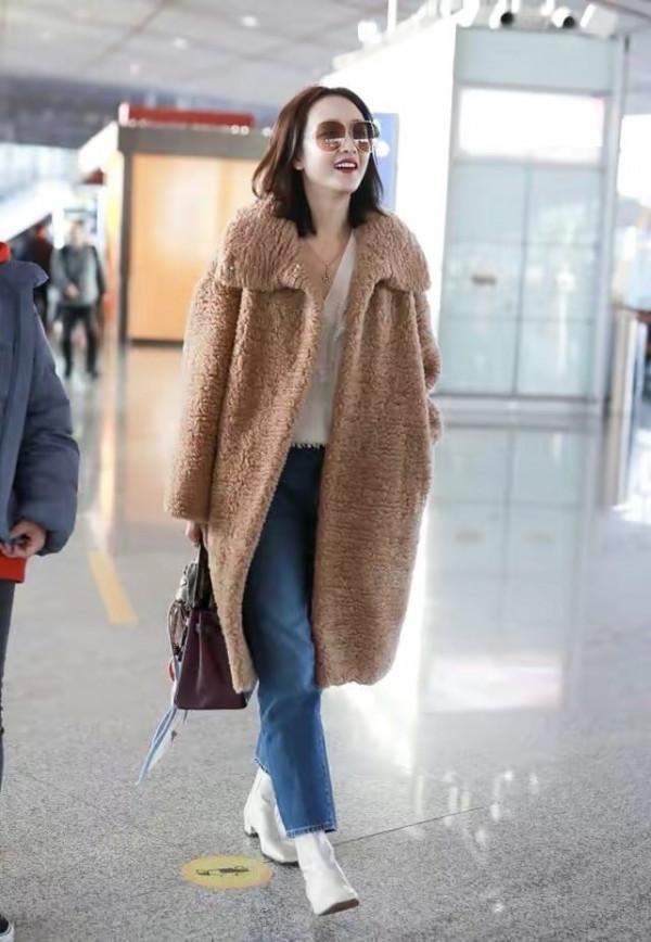 王鷗穿毛絨外套也不顯胖，搭配高領衫和牛仔闊腿褲，身材比太優秀