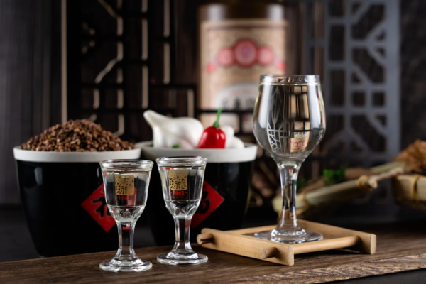 小知識 | 喝白酒用什麼酒具最好? 小知識 | 喝白酒用什麼酒具最好?