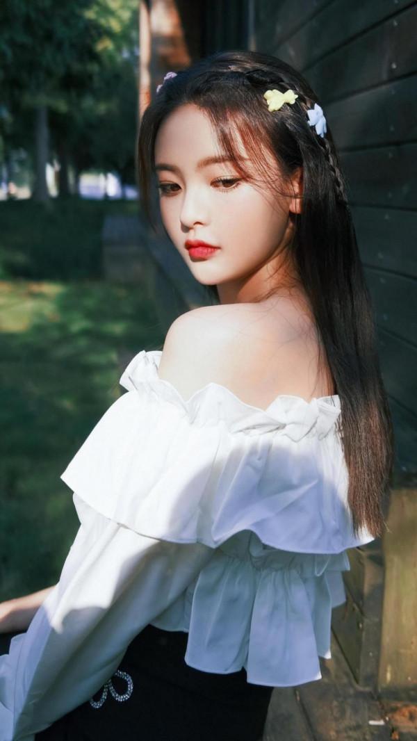 草根少女楊超越：從服務員到爆紅，讓無數二代咬牙切齒又望塵莫及