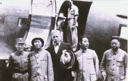 重慶談判晚宴上,一記者發出感嘆:一個周恩來就打敗了整個國民黨 重慶談判晚宴上,一記者發出感嘆:一個周恩來就打敗了整個國民黨