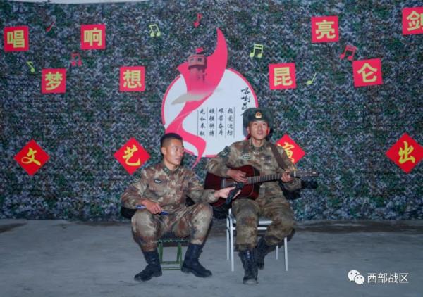 12天,2000公里,高原女兵帶去歡樂與溫暖 12天,2000公里,高原女兵帶去歡樂與溫暖