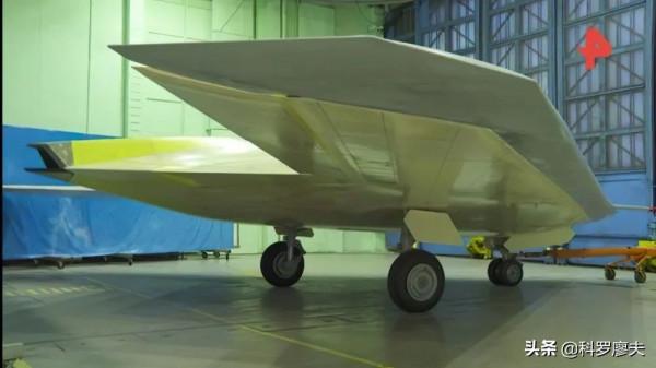 俄推出獵人-B無人機，扁形尾噴口隱身設計，終於攆上中國攻擊-11