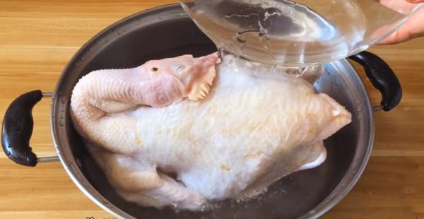 整隻雞扔進電飯鍋,不加油不加水,軟爛脫骨,比廣東烤雞還要好吃 整隻雞扔進電飯鍋,不加油不加水,軟爛脫骨,比廣東烤雞還要好吃