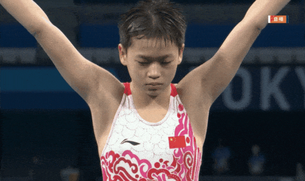 2021年最火的體育明星14歲“全紅蟬”跳水影片，無水花精彩一瞬間