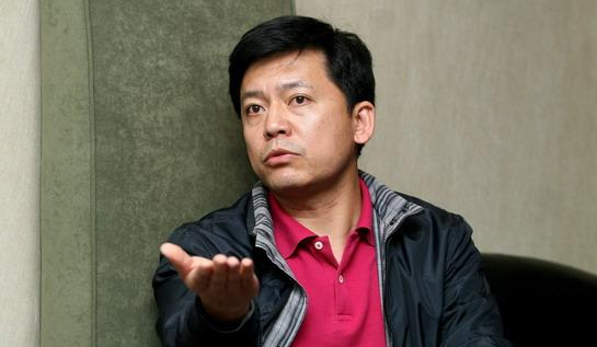 何政軍：錯過鞏俐娶初戀為妻，出道多年無緋聞，父親身份不一般