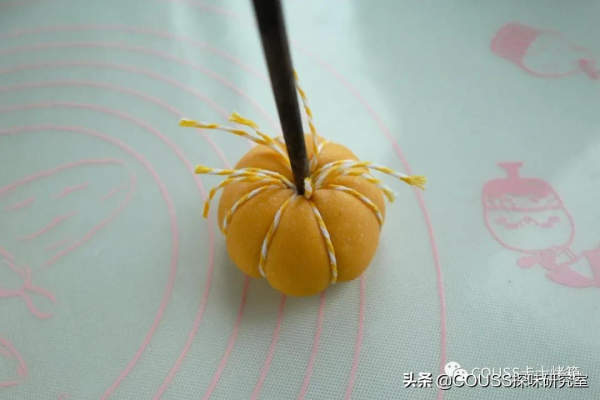 萬聖節做個親子南瓜麵包吧，邊做邊吃萌到顫抖