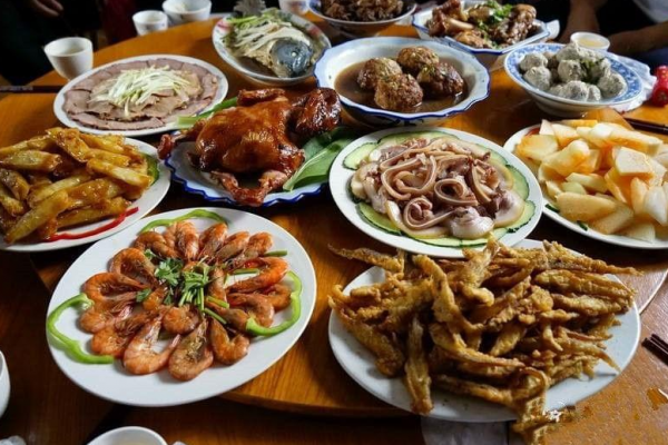 山東大哥辦村宴,一天炸肉兩噸半,全年無休,每桌只掙二三十 山東大哥辦村宴,一天炸肉兩噸半,全年無休,每桌只掙二三十