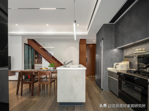 開放洄游動線串聯起的90㎡複式三居,讓光灑滿各個角落 開放洄游動線串聯起的90㎡複式三居,讓光灑滿各個角落