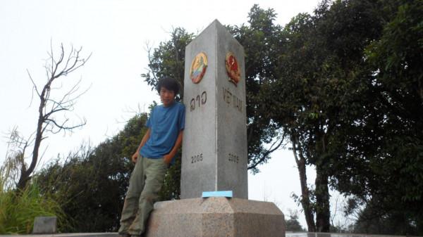 小夥徒步探秘深山三國邊境，險些踏空跌入懸崖，幾乎沒遊客到過