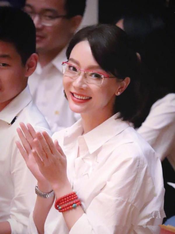 陳數一家人合影，穿襯衫包臀裙氣質優雅，戴眼鏡斯斯文文很清秀