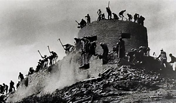 進攻一個碉堡有多難？碉堡內有乾坤，為何不能從射擊孔擊斃守軍？