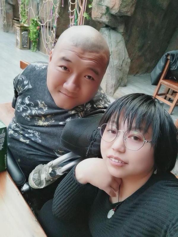 筷子哥:生下來就是一個大肉球,沒有四肢,我也能養活我的妻兒 筷子哥:生下來就是一個大肉球,沒有四肢,我也能養活我的妻兒