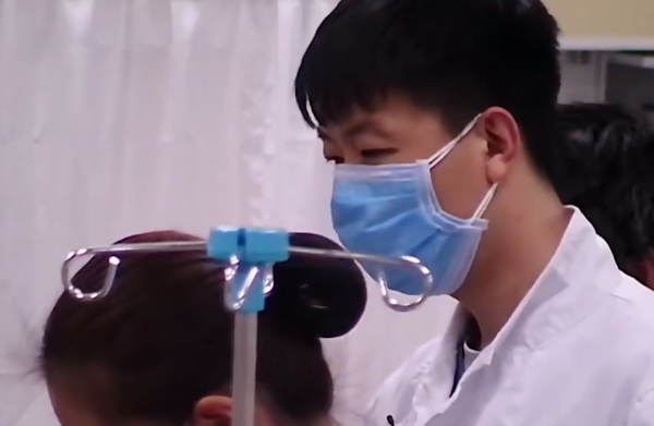 76歲老人心臟停跳半小時，搶救即將無效，2歲小孫子的話喚醒奶奶