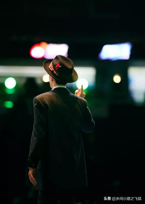 王一博《街舞》決賽秀舞技 穿復古西裝戴小禮帽更添韻味 王一博《街舞》決賽秀舞技 穿復古西裝戴小禮帽更添韻味