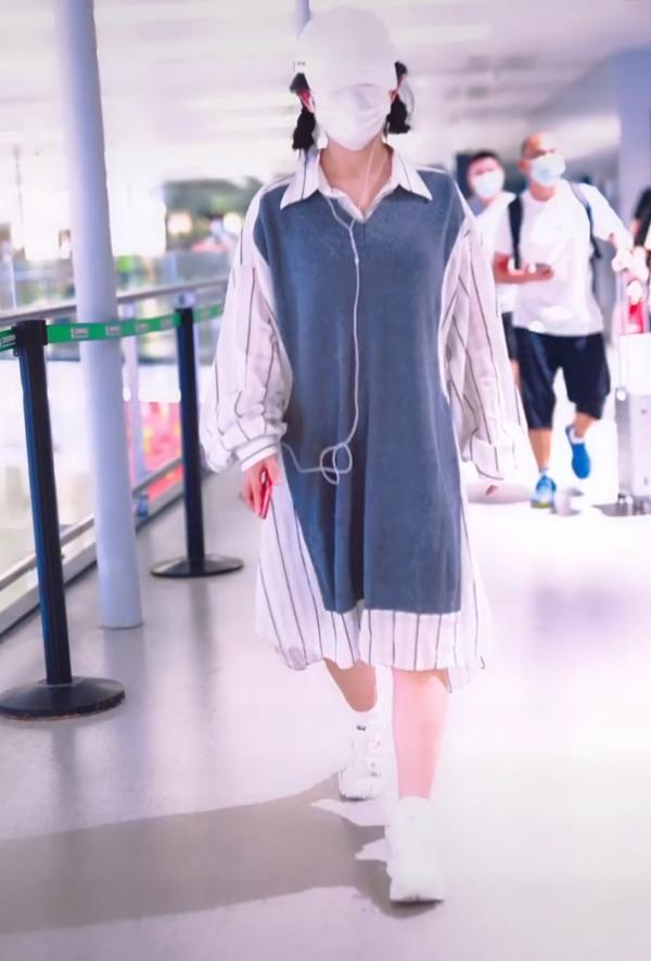 謝娜錄製完《快本》返家陪女兒過中秋節,扎雙麻花辮少女感十足 謝娜錄製完《快本》返家陪女兒過中秋節,扎雙麻花辮少女感十足