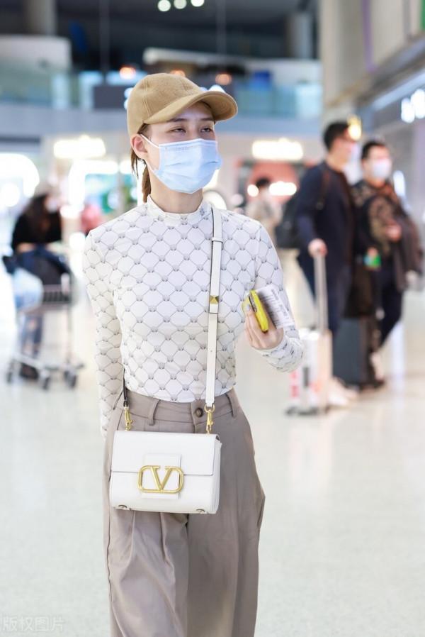 何超蓮穿白色打底衫搭配卡其色闊腿褲,斜挎白色包袋簡約舒適 何超蓮穿白色打底衫搭配卡其色闊腿褲,斜挎白色包袋簡約舒適