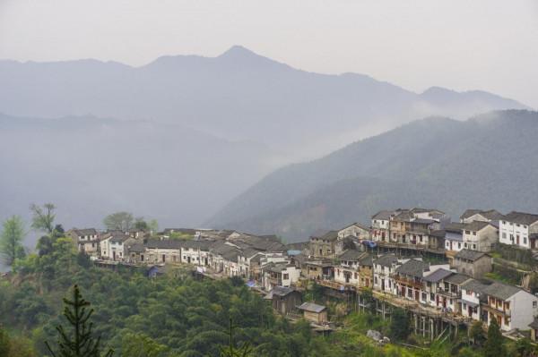 俗話說“造屋不造山脊首”,這座村莊為何偏建在險峻的山脊上? 俗話說“造屋不造山脊首”,這座村莊為何偏建在險峻的山脊上?