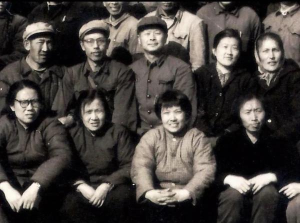 隨八千湘女上天山，為建設可可托海作貢獻