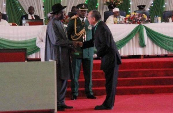 胡介國：從中國鄉村教師到非洲酋長，開酒店建學校，辦學為祖國