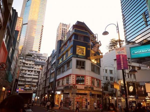 名媛陸雁群去世，曾為出席TVB盛裝打扮：穿百萬旗袍，戴上億寶石