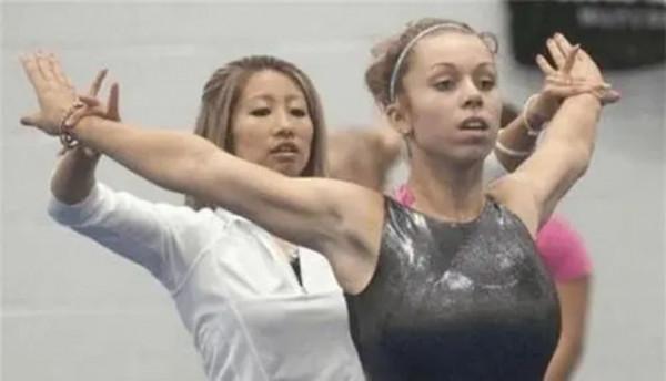 體操少女陸莉16歲奪冠，2年後因病退役，遠嫁美國20多年不改國籍