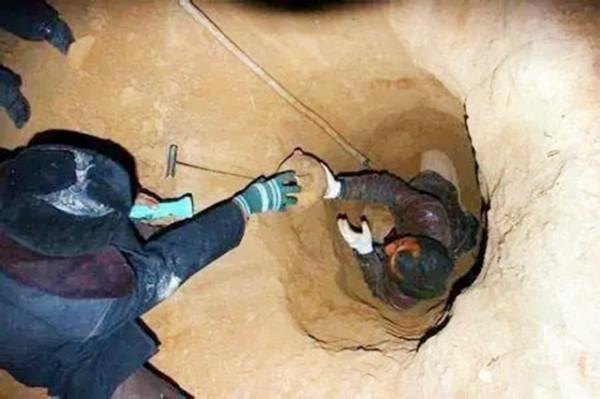 江蘇深山突冒黑煙，附近躺著4具屍首，專家趕到：下面埋著大人物