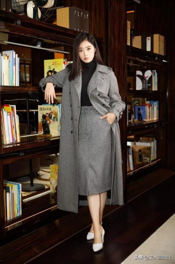 女人儘量別上衣塞褲腰，學學蔣欣這樣穿，出門賺足回頭率