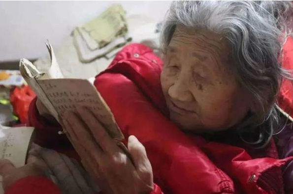 52歲男人穿旗袍20年,只為母親開心,“等娘死後,我再換回男裝” 52歲男人穿旗袍20年,只為母親開心,“等娘死後,我再換回男裝”