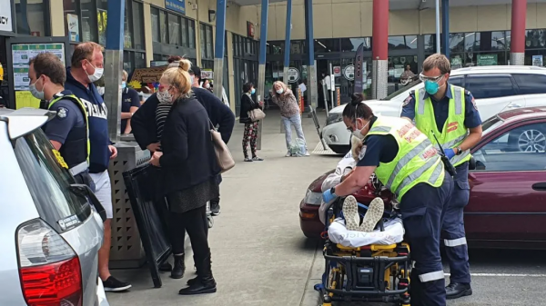 驚險！澳洲80多歲老太太開車衝上人行道，撞進店鋪，丈夫腿腳被擠壓受傷