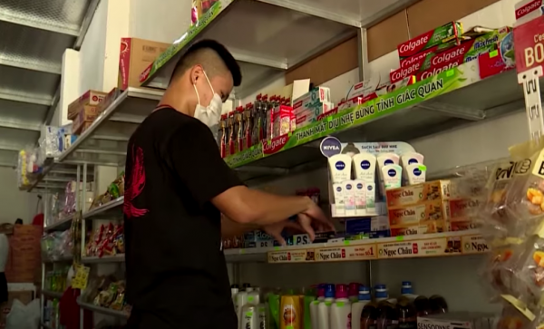 看看毒打男足的越南隊隊員與其家人的合照