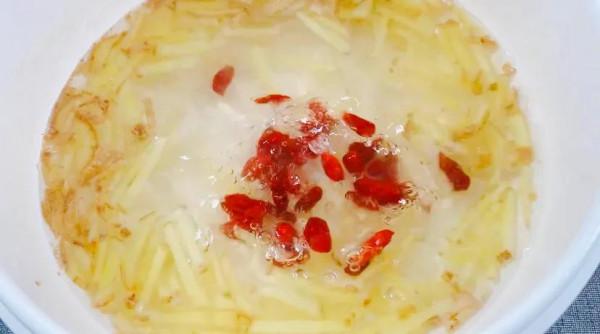 生薑和枸杞這樣吃，每天早晨給老公來一碗，精神一整天，值得擁有