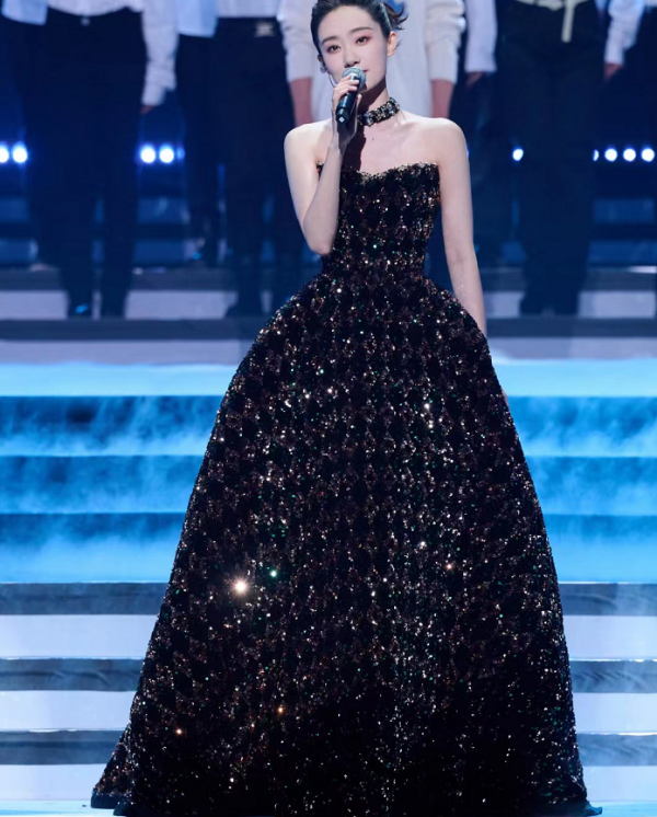 網路盛典女星比美：李宇春化身錦鯉，張小斐女王範，楊冪全身私定