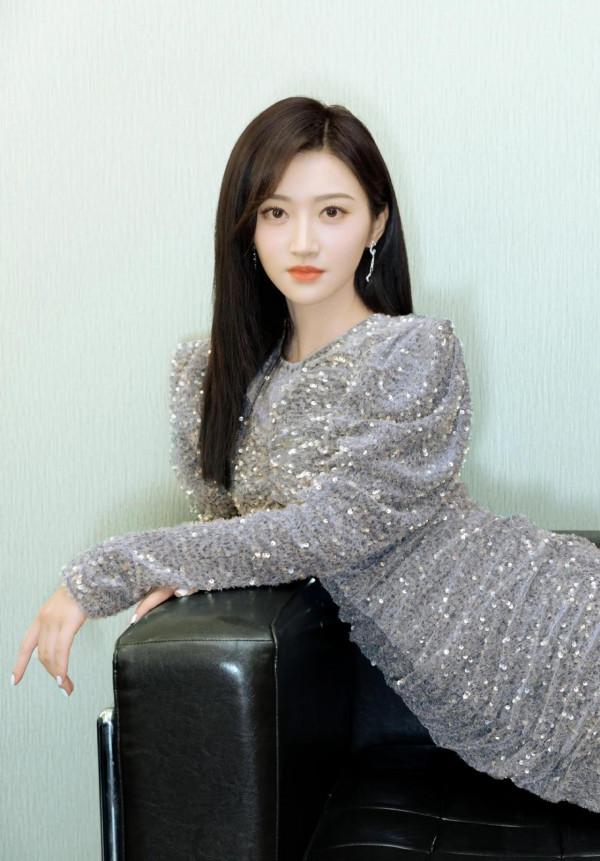 景甜真會穿！穿著一襲銀色亮片裙，溫柔靚麗，秀髮提升優雅感